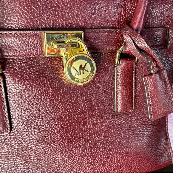 💃HP💃!Micheal Kors Hamilton, dust bag, shoulder strap never used, lock and key - Picture 5 of 15